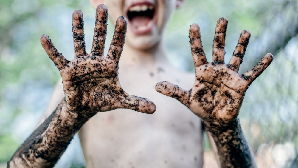 muddy kids hands